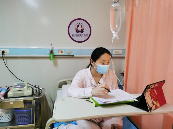 武大研究生在真愛婦產醫院產房完成期末考