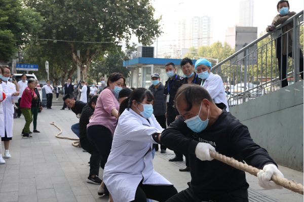 武漢仁愛醫院開展職工拔河比賽