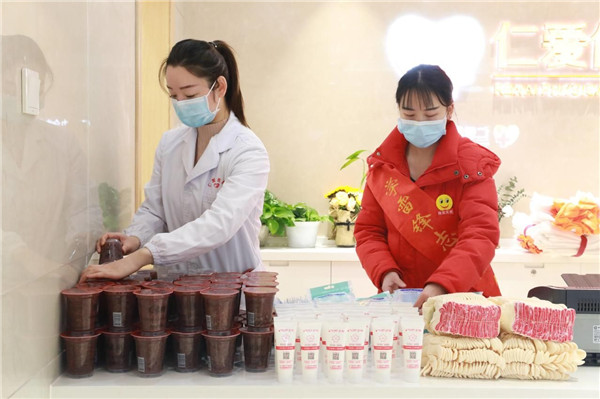 武漢仁愛醫院濃情臘八節,情暖環衛工