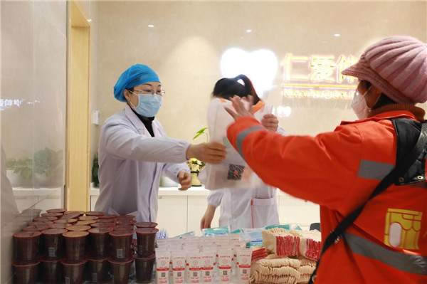 武漢仁愛醫院濃情臘八節,情暖環衛工