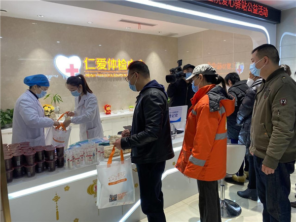 武漢仁愛醫院濃情臘八節,情暖環衛工
