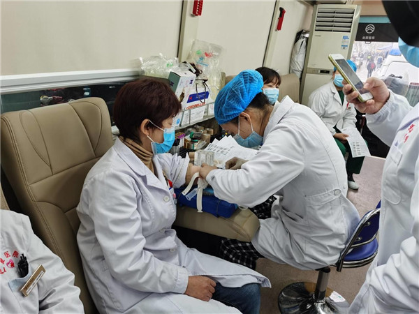 血源告急,武漢仁愛醫院白衣天使忙獻血