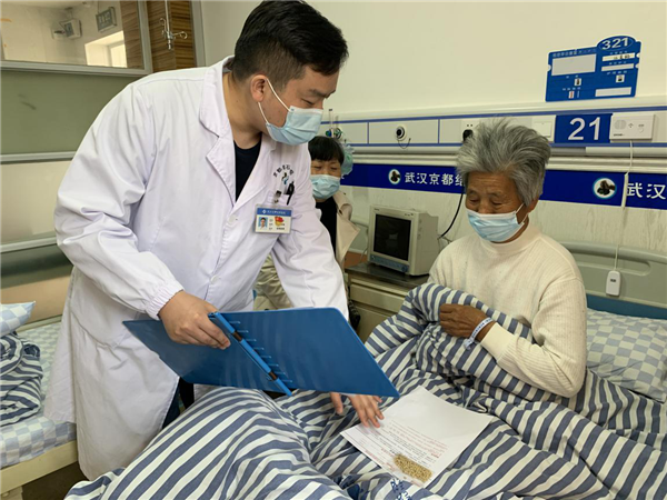京都結石醫院為75歲老人保膽取出297顆結石