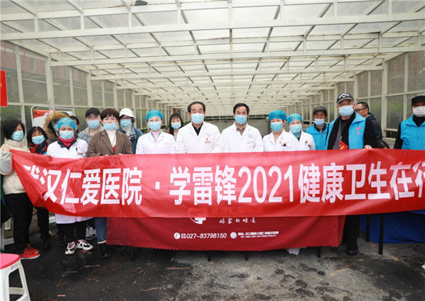 硚口區衛生健康執法大隊黨支部書記、大隊長劉學親臨現場指導