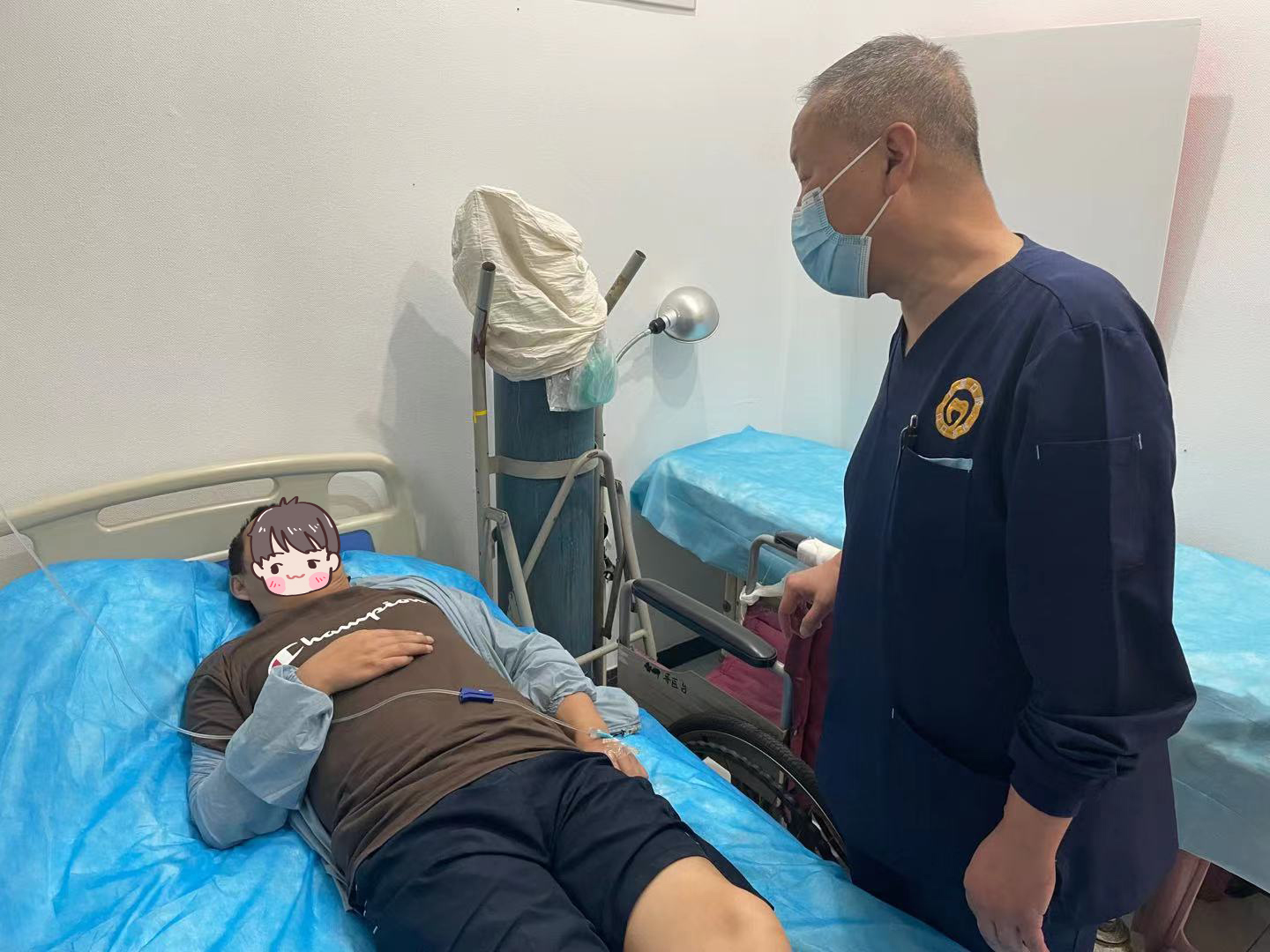暑日下武漢一市民路邊突發癲癇 附近愛心醫院緊急救治