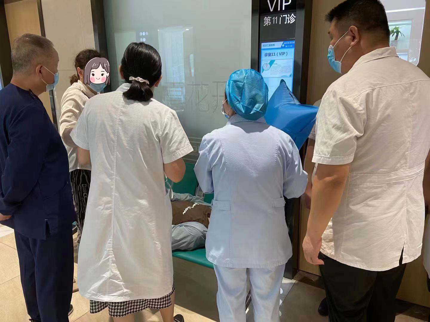 暑日下武漢一市民路邊突發癲癇 附近愛心醫院緊急救治